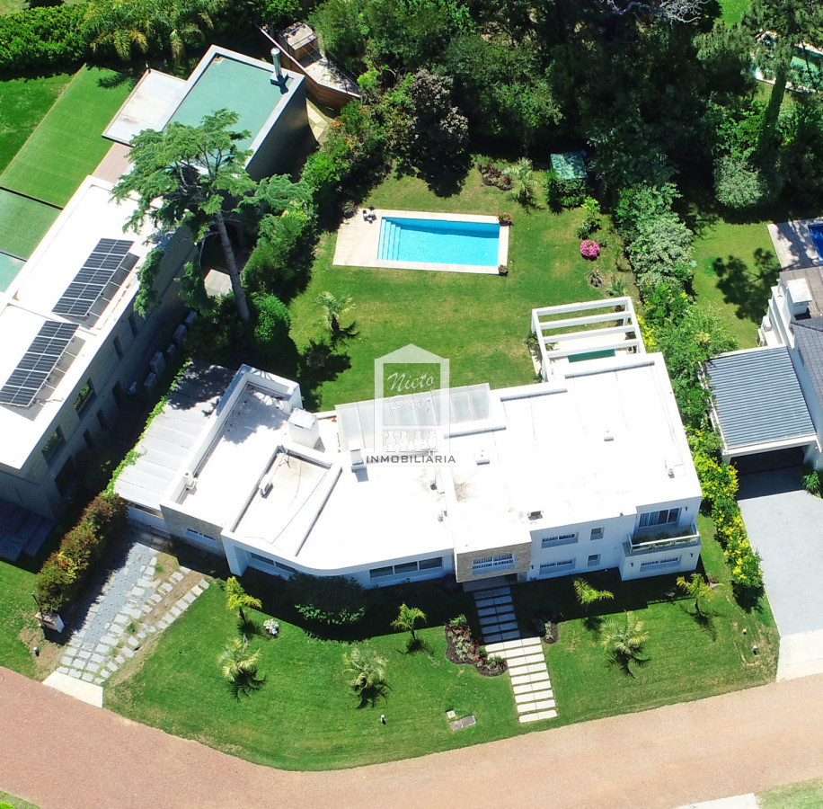 Casa ID.34401 - Barrio Privado, Playa Mansa. 5 suites + servicio, 2 piscinas. Losa radiante. 