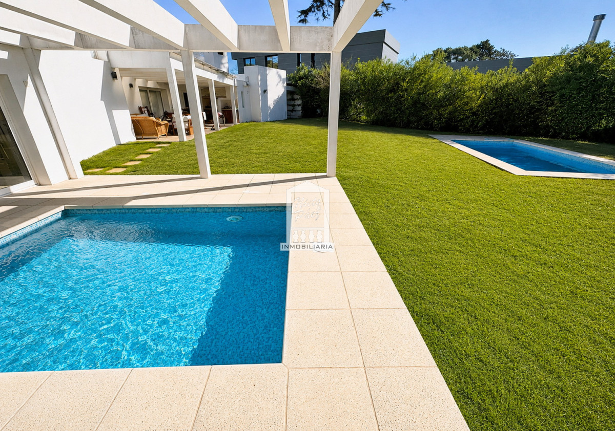 Casa ID.34401 - Barrio Privado, Playa Mansa. 5 suites + servicio, 2 piscinas. Losa radiante. 