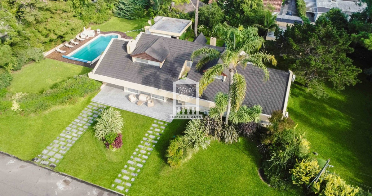 Casa ID.30186 - Playa Mansa, 568 m2 construidos. 5 dorm y dependencia, pileta climatizada