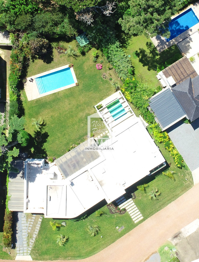 Casa ID.34401 - Barrio Privado, Playa Mansa. 5 suites + servicio, 2 piscinas. Losa radiante. 