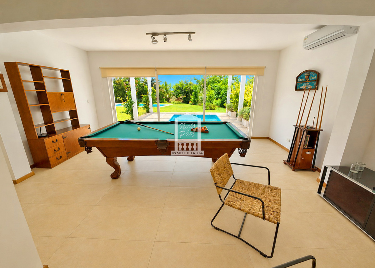 Casa ID.34401 - Barrio Privado, Playa Mansa. 5 suites + servicio, 2 piscinas. Losa radiante. 