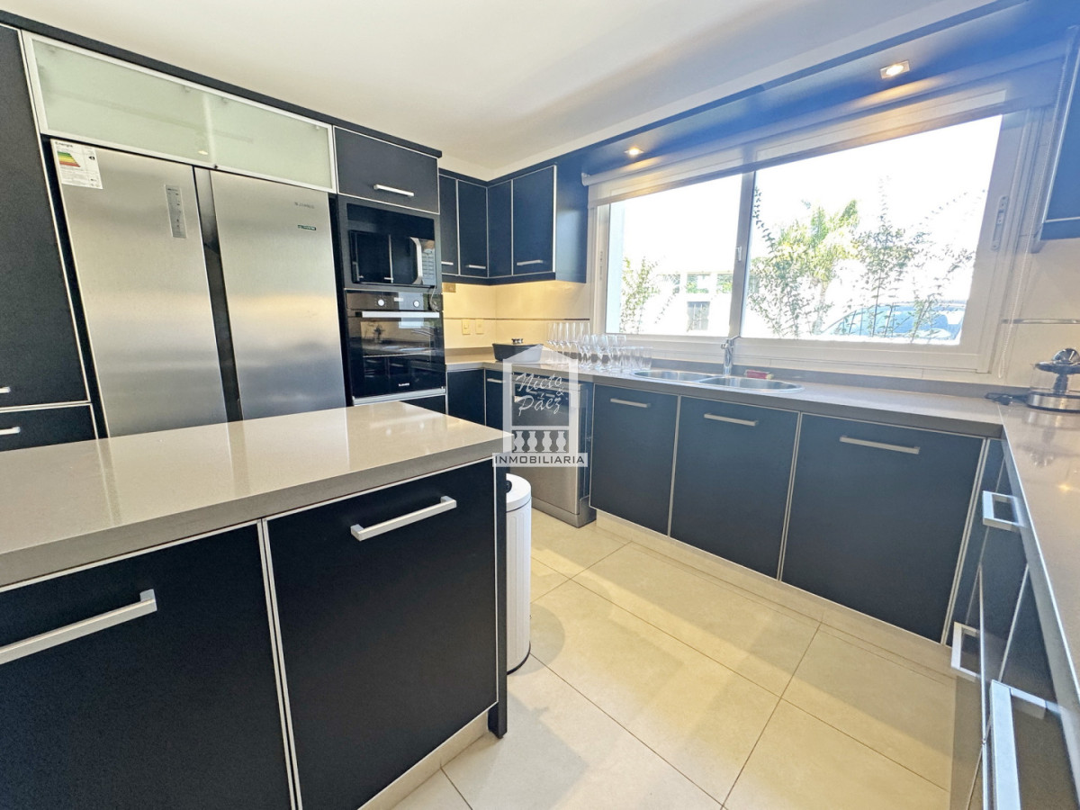 Casa ID.34401 - Barrio Privado, Playa Mansa. 5 suites + servicio, 2 piscinas. Losa radiante. 