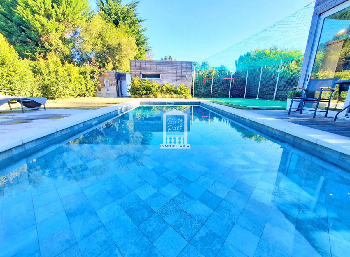 Barrio Privado. 357 m2 construidos, 4 suites. Piscina climatizada.