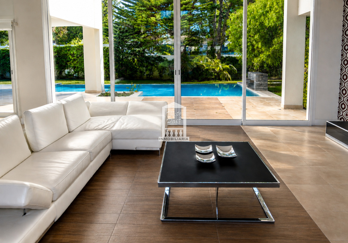 Casa ID.33507 - Playa Mansa, barrio privado. 4 suites + servicio, piscina. Losa radiante