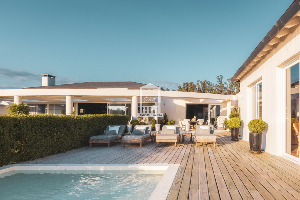 Pueblo Mío, Manantiales. 950 m2 construidos.