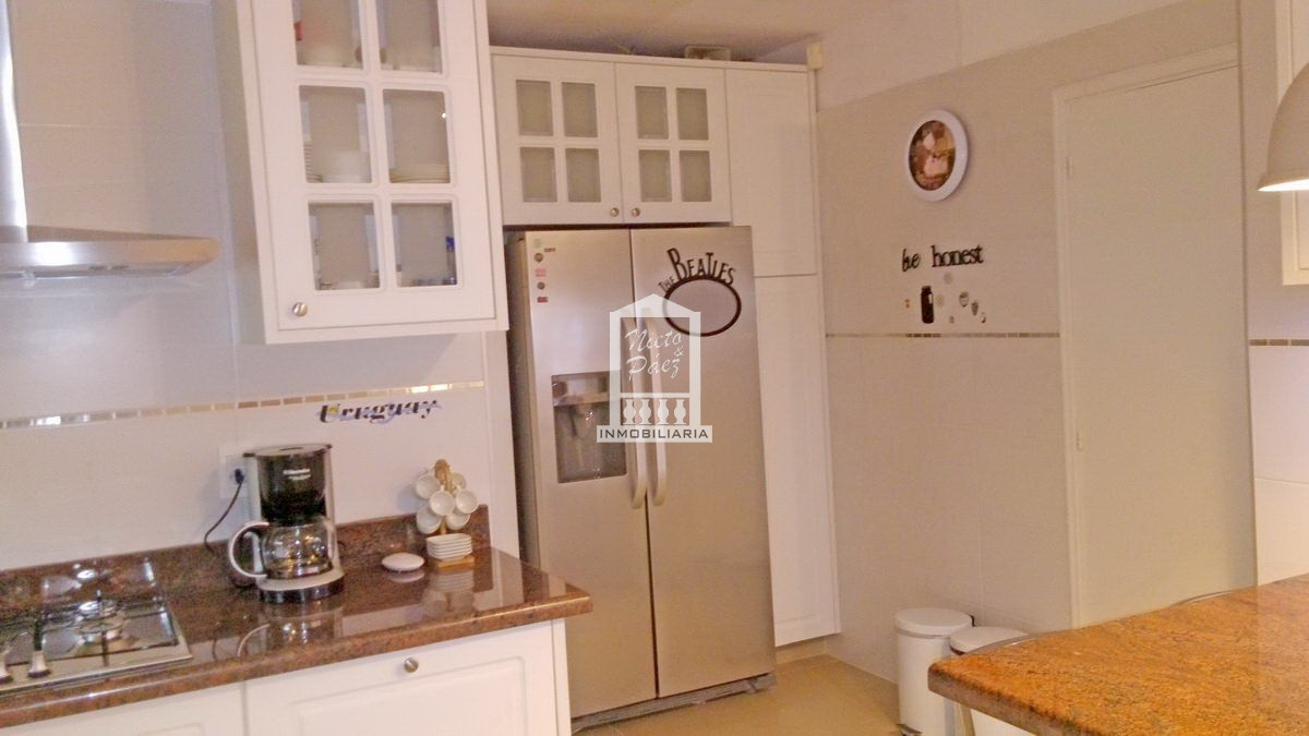 Casa ID.30186 - Playa Mansa, 568 m2 construidos. 5 dorm y dependencia, pileta climatizada