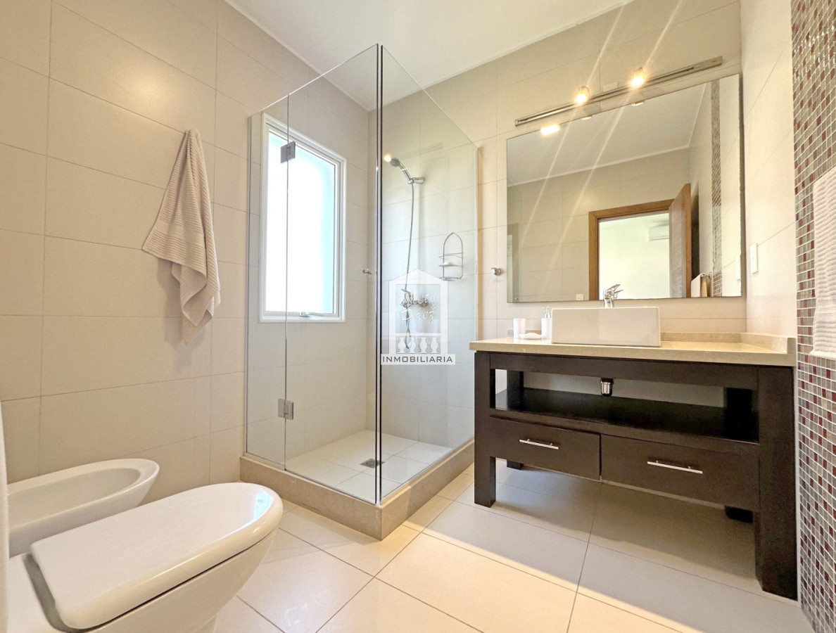 Casa ID.34401 - Barrio Privado, Playa Mansa. 5 suites + servicio, 2 piscinas. Losa radiante. 