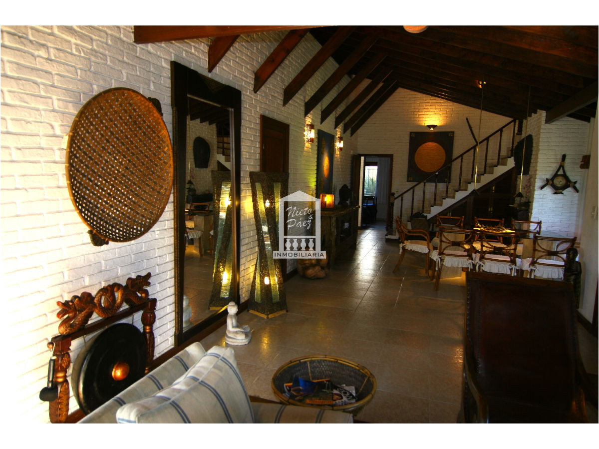 Casa ID.30508 - Playa Mansa, a 1 cuadra de la playa. Con piscina climatizada. 