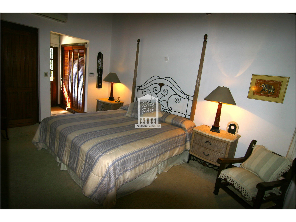 Casa ID.30508 - Playa Mansa, a 1 cuadra de la playa. Con piscina climatizada. 