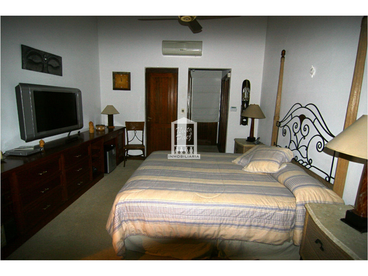 Casa ID.30508 - Playa Mansa, a 1 cuadra de la playa. Con piscina climatizada. 