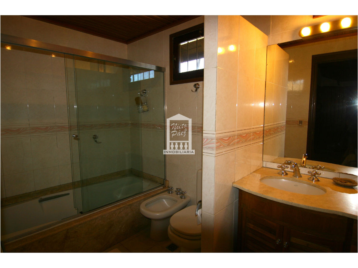 Casa ID.30508 - Playa Mansa, a 1 cuadra de la playa. Con piscina climatizada. 