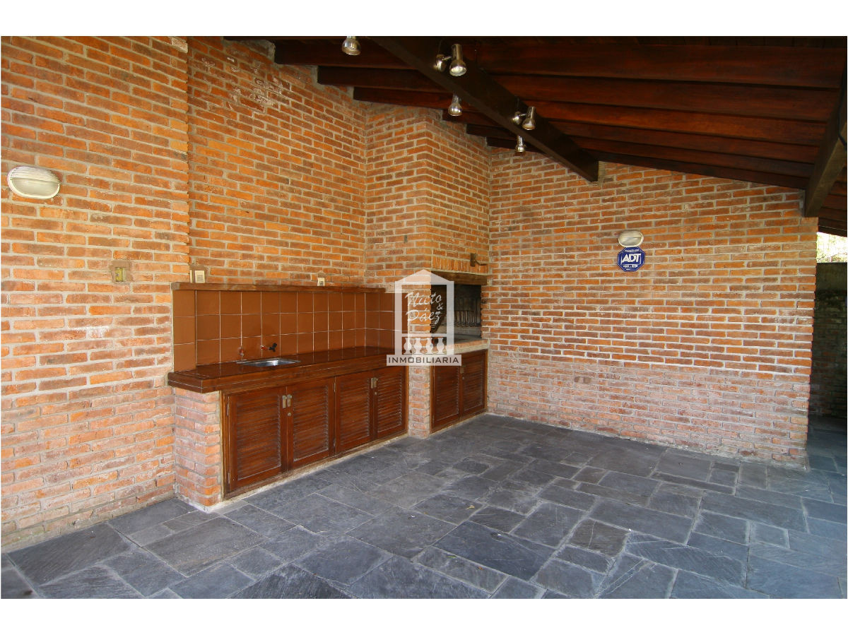 Casa ID.30508 - Playa Mansa, a 1 cuadra de la playa. Con piscina climatizada. 