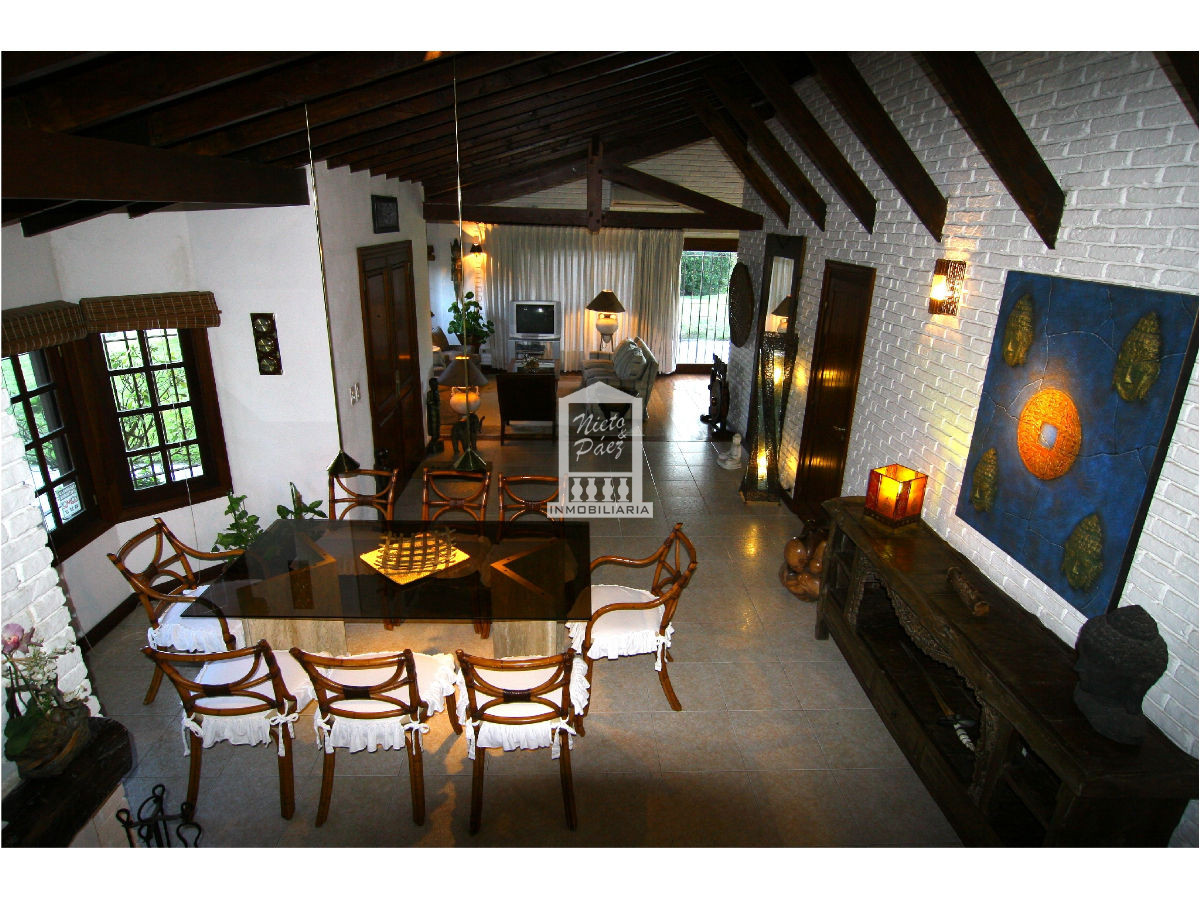 Casa ID.30508 - Playa Mansa, a 1 cuadra de la playa. Con piscina climatizada. 