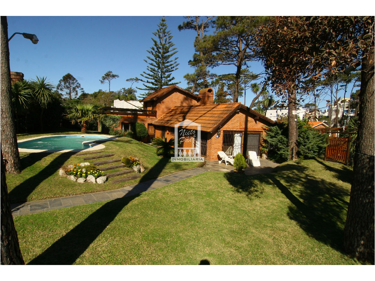 Casa ID.30508 - Playa Mansa, a 1 cuadra de la playa. Con piscina climatizada. 