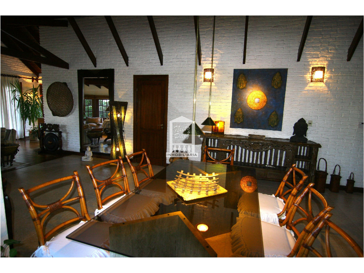 Casa ID.30508 - Playa Mansa, a 1 cuadra de la playa. Con piscina climatizada. 