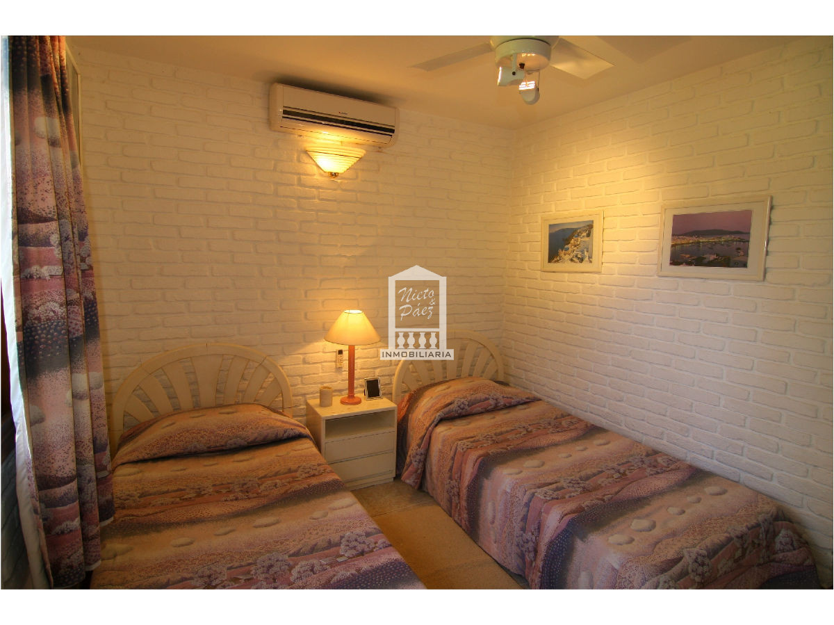 Casa ID.30508 - Playa Mansa, a 1 cuadra de la playa. Con piscina climatizada. 