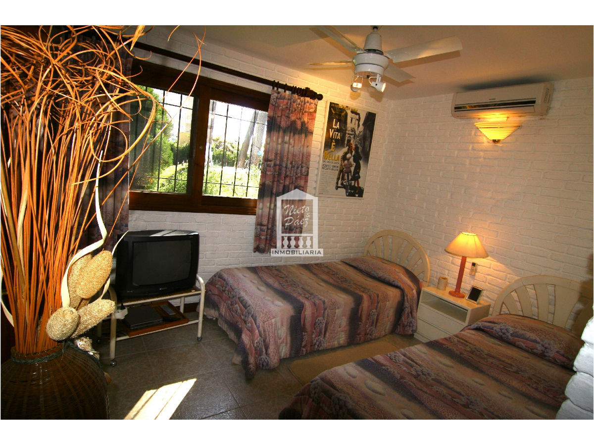 Casa ID.30508 - Playa Mansa, a 1 cuadra de la playa. Con piscina climatizada. 