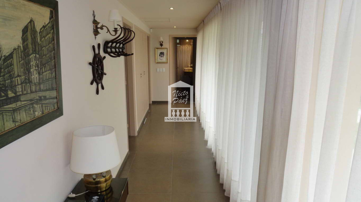 Casa ID.31423 - Primera fila en playa mansa, sobre la rambla con vista al mar. 