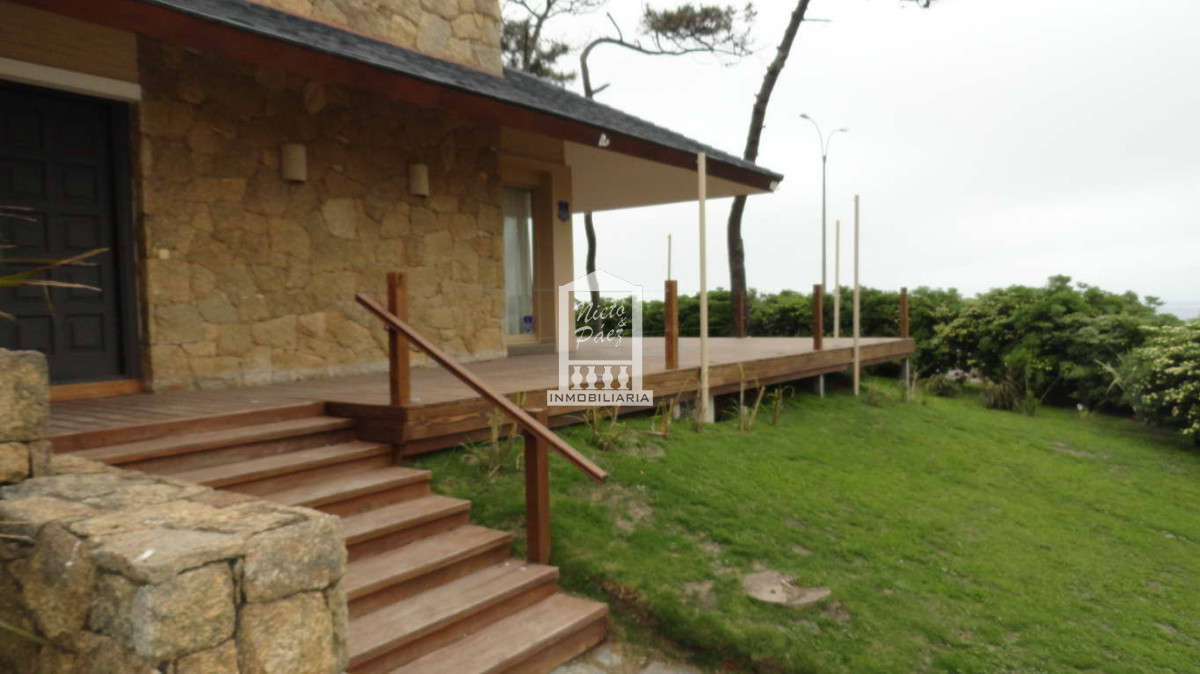 Casa ID.31423 - Primera fila en playa mansa, sobre la rambla con vista al mar. 