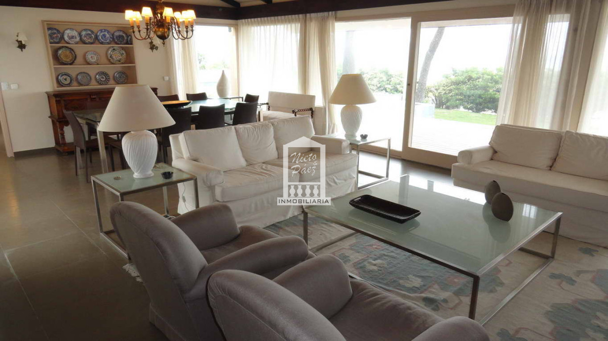 Casa ID.31423 - Primera fila en playa mansa, sobre la rambla con vista al mar. 