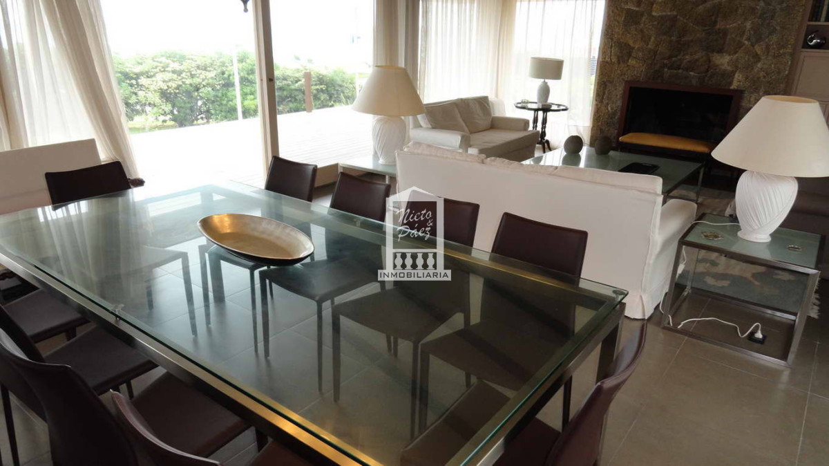 Casa ID.31423 - Primera fila en playa mansa, sobre la rambla con vista al mar. 