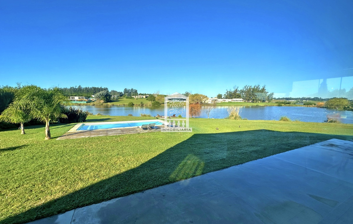 Casa ID.37708 - Pueblo Mío, sobre lago, 4 suites, piscina. Barrio Privado de lujo con amenities.