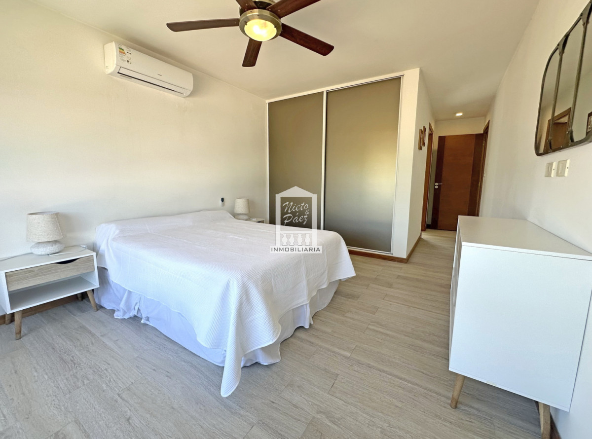 Casa ID.34401 - Barrio Privado, Playa Mansa. 5 suites + servicio, 2 piscinas. Losa radiante. 