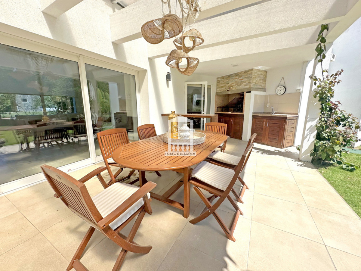 Casa ID.34401 - Barrio Privado, Playa Mansa. 5 suites + servicio, 2 piscinas. Losa radiante. 