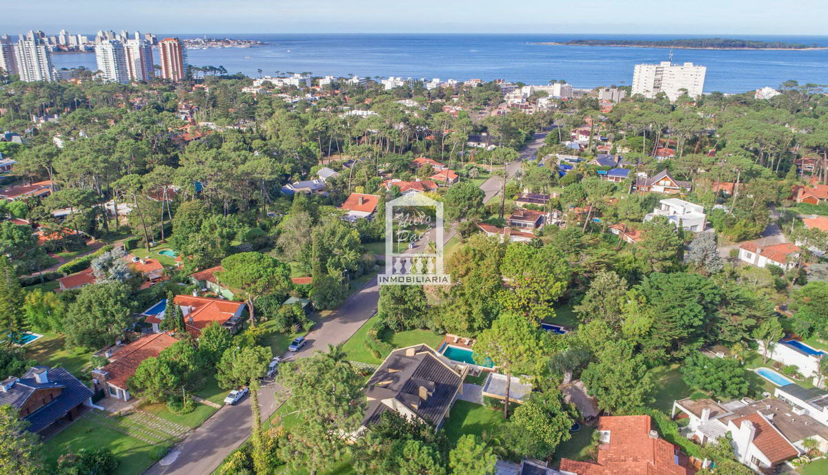 Casa ID.30186 - Playa Mansa, 568 m2 construidos. 5 dorm y dependencia, pileta climatizada