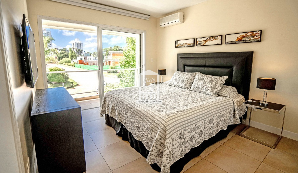 Casa ID.33507 - Playa Mansa, barrio privado. 4 suites + servicio, piscina. Losa radiante