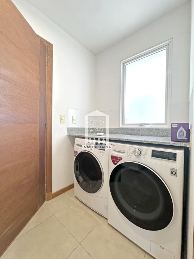 Casa ID.34401 - Barrio Privado, Playa Mansa. 5 suites + servicio, 2 piscinas. Losa radiante. 
