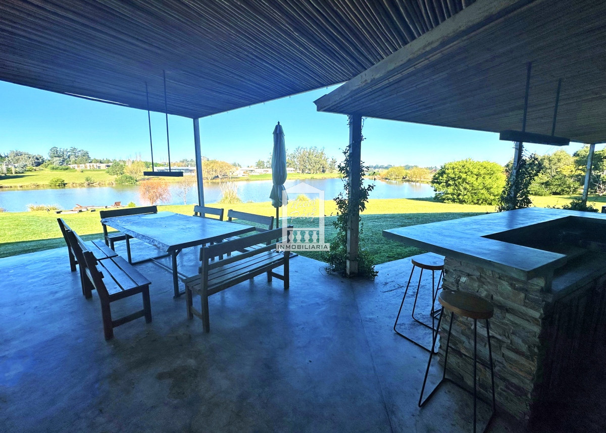 Casa ID.37708 - Pueblo Mío, sobre lago, 4 suites, piscina. Barrio Privado de lujo con amenities.