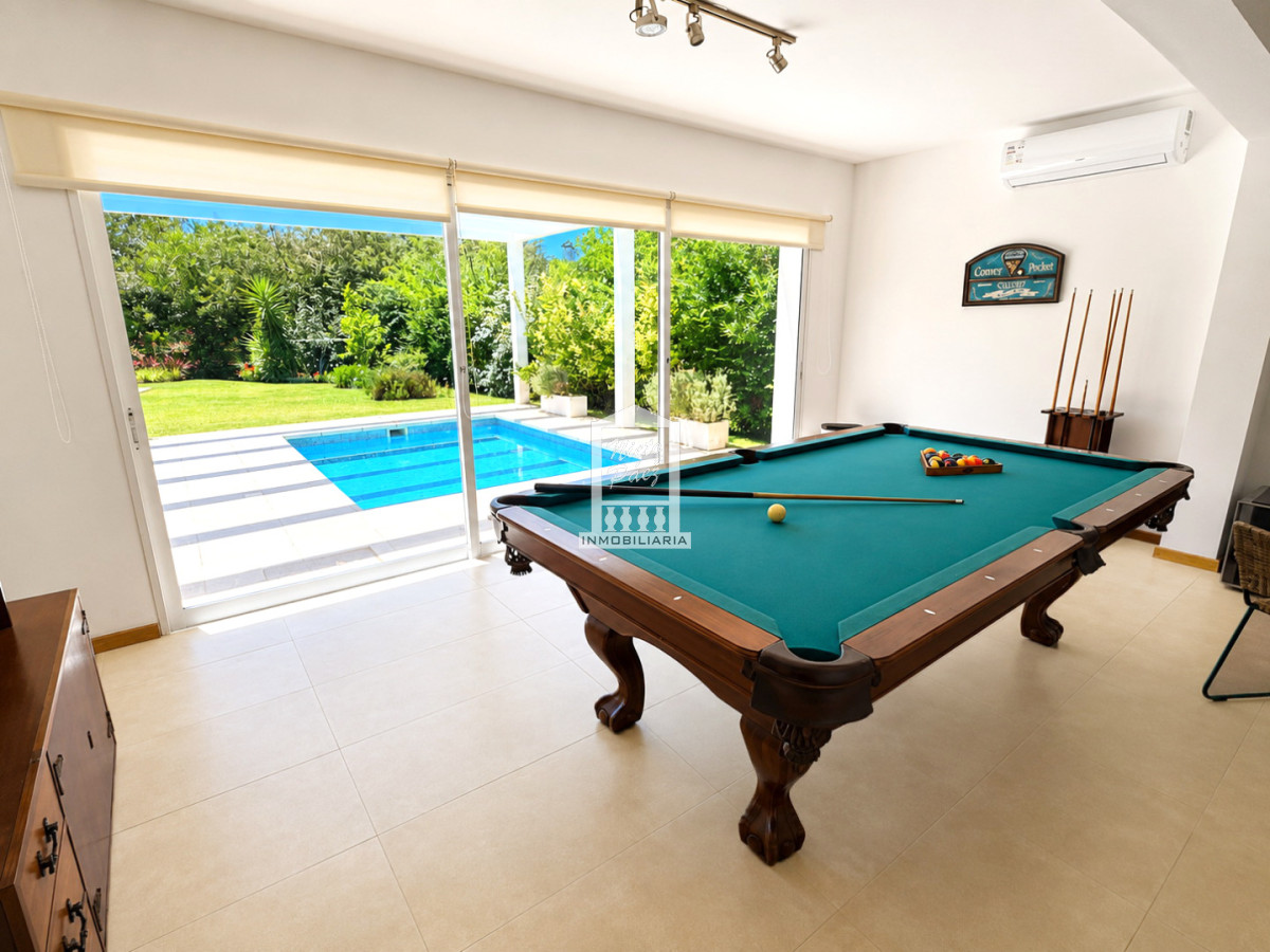 Casa ID.34401 - Barrio Privado, Playa Mansa. 5 suites + servicio, 2 piscinas. Losa radiante. 
