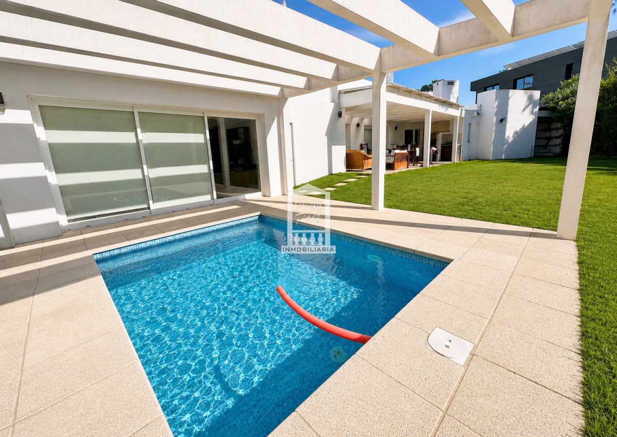 Casa ID.34401 - Barrio Privado, Playa Mansa. 5 suites + servicio, 2 piscinas. Losa radiante. 