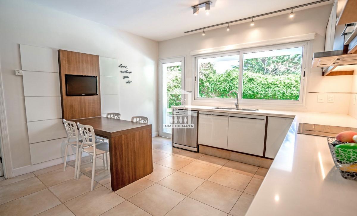 Casa ID.33507 - Playa Mansa, barrio privado. 4 suites + servicio, piscina. Losa radiante