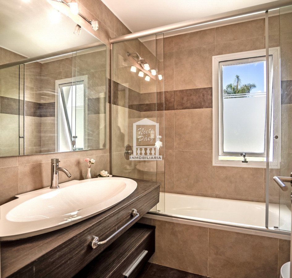 Casa ID.33507 - Playa Mansa, barrio privado. 4 suites + servicio, piscina. Losa radiante