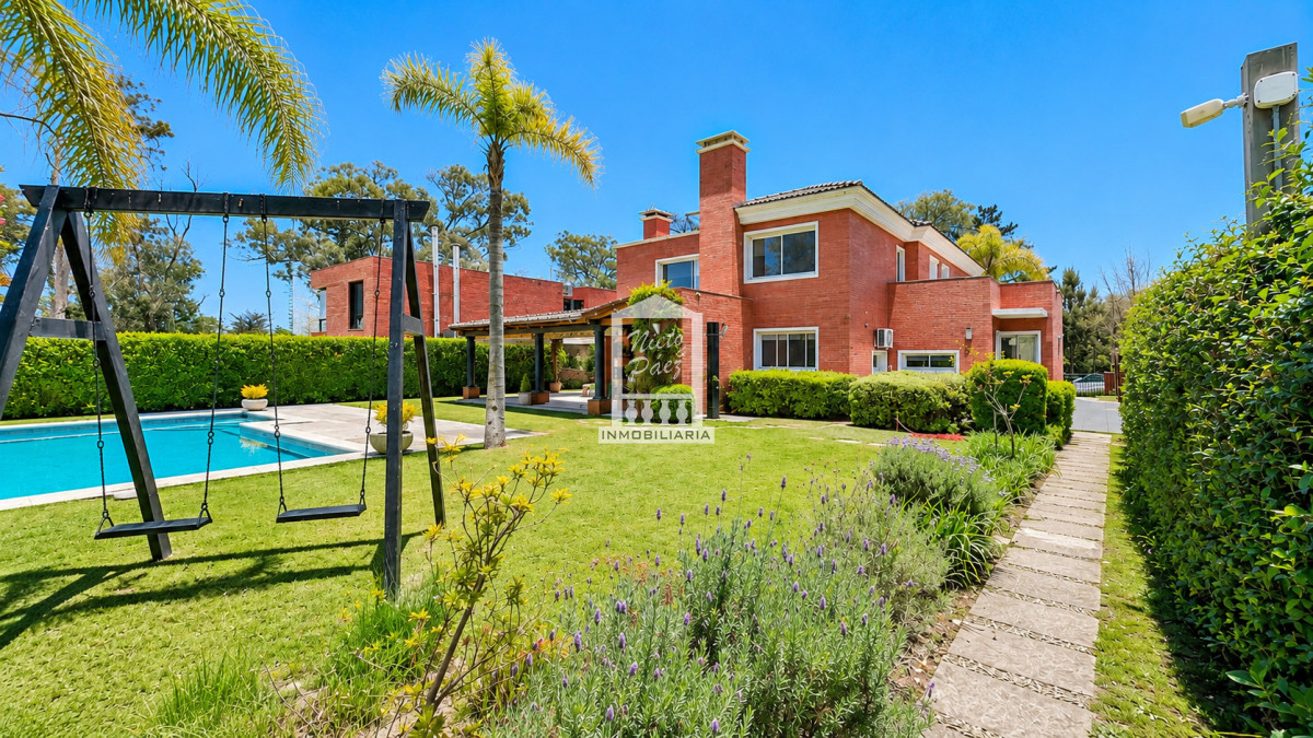 Casa ID.39618 - Mansa, 487 m2 construidos. Losa radiante. Piscina climatizada