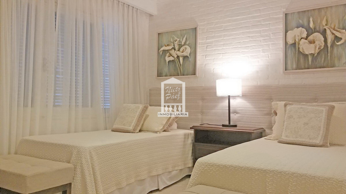Casa ID.30186 - Playa Mansa, 568 m2 construidos. 5 dorm y dependencia, pileta climatizada