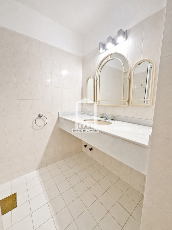 Casa ID.40237 - 565 m2 construidos, 1.495 m2 de terreno. Playa Mansa