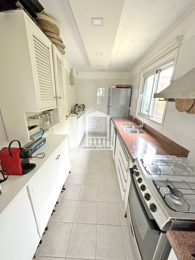 Casa ID.40104 - El Chorro, Reciclada. 3 dorm y servicio. Piscina. Vidrios DVH