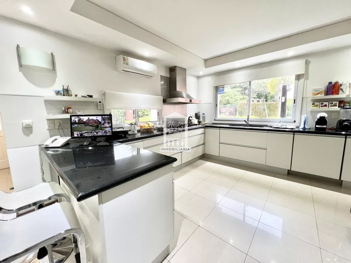 Casa ID.39618 - Mansa, 487 m2 construidos. Losa radiante. Piscina climatizada