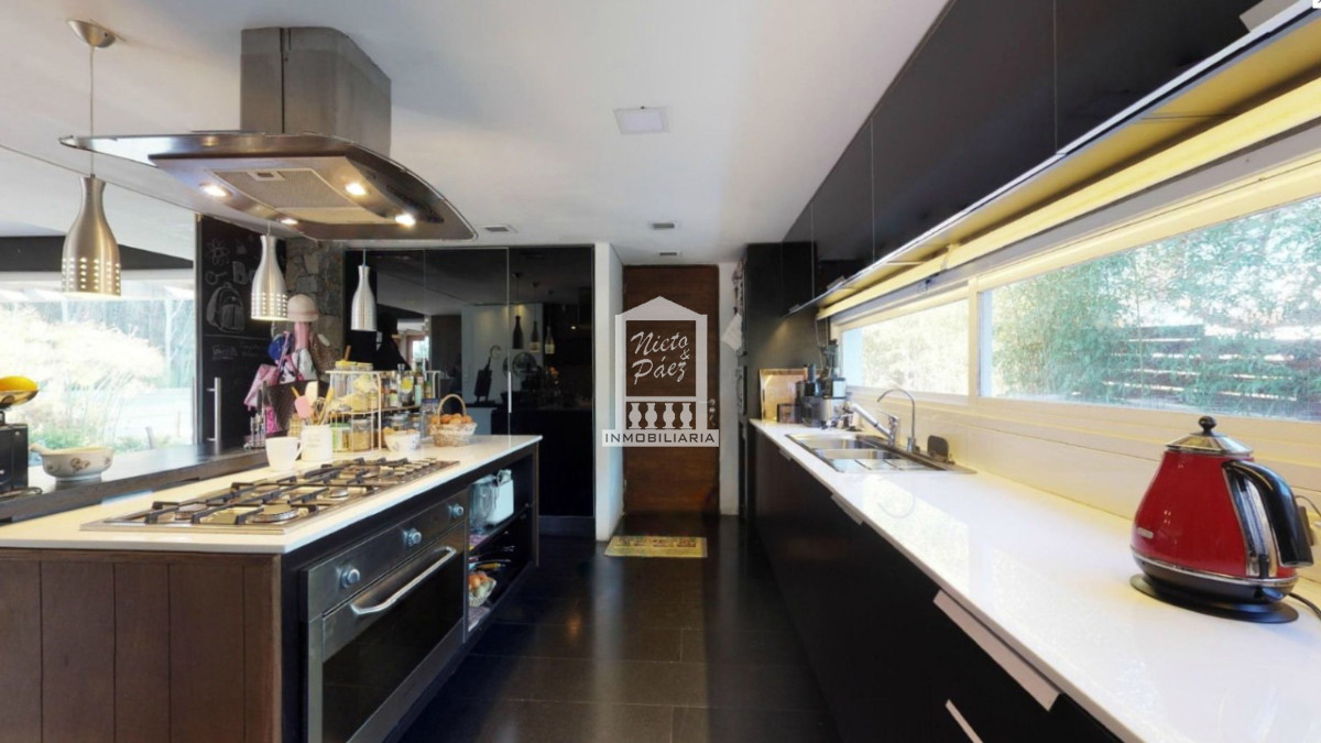 Casa ID.34815 - Barrio privado, moderna, 5 suites, 489 m2, ideal para vivir todo el año.