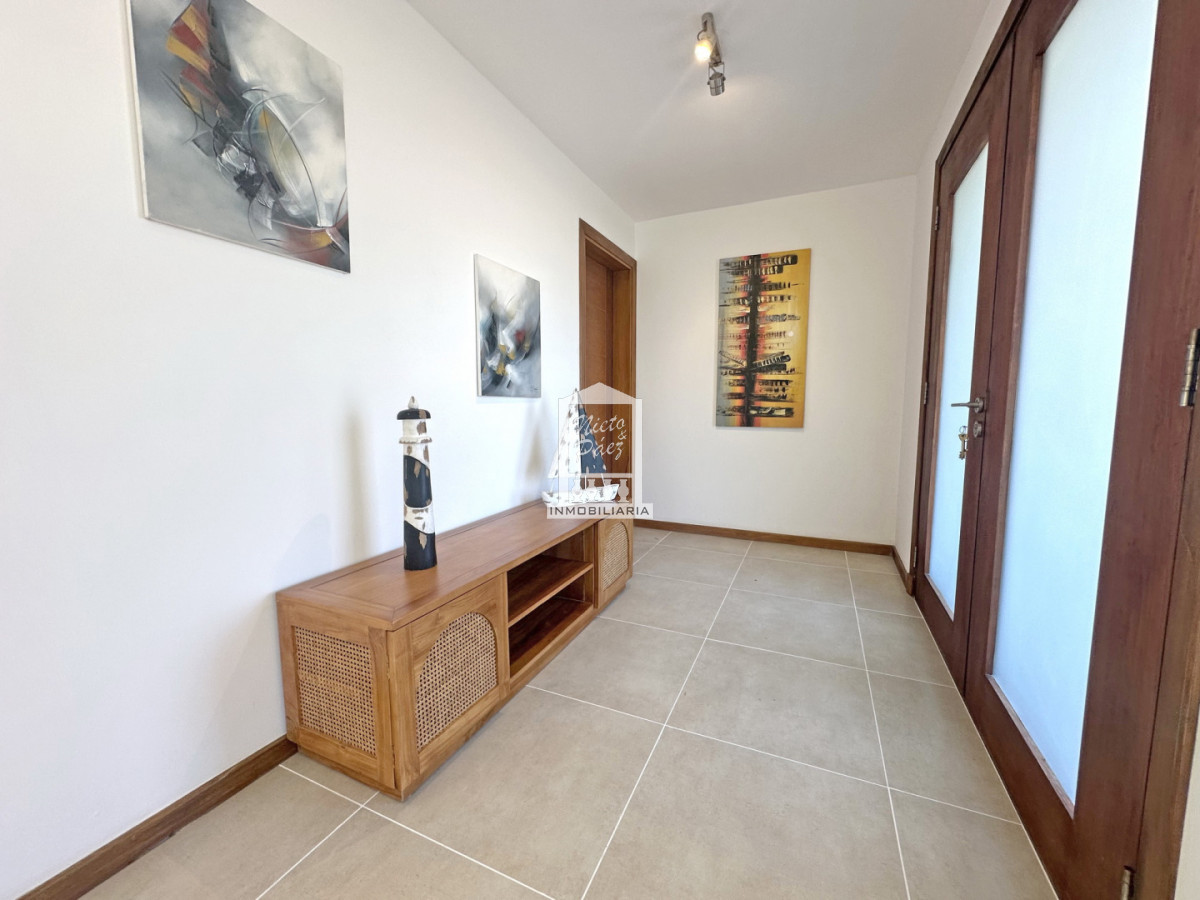 Casa ID.34401 - Barrio Privado, Playa Mansa. 5 suites + servicio, 2 piscinas. Losa radiante. 