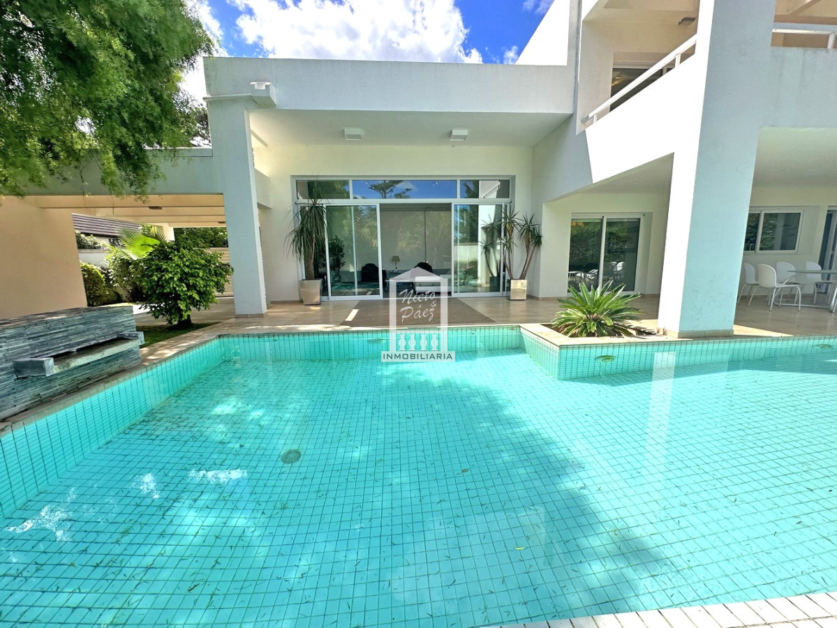 Casa ID.33507 - Playa Mansa, barrio privado. 4 suites + servicio, piscina. Losa radiante
