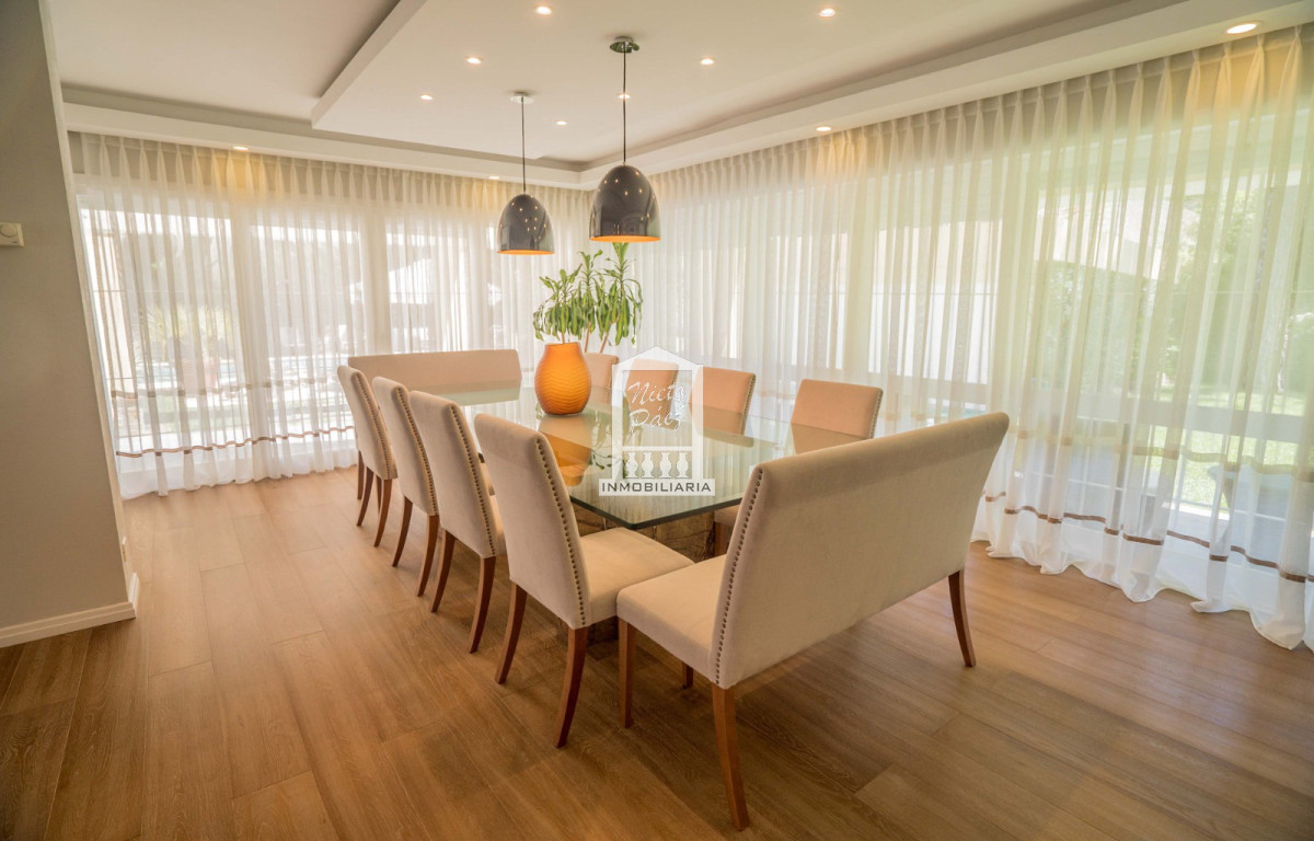 Casa ID.30186 - Playa Mansa, 568 m2 construidos. 5 dorm y dependencia, pileta climatizada