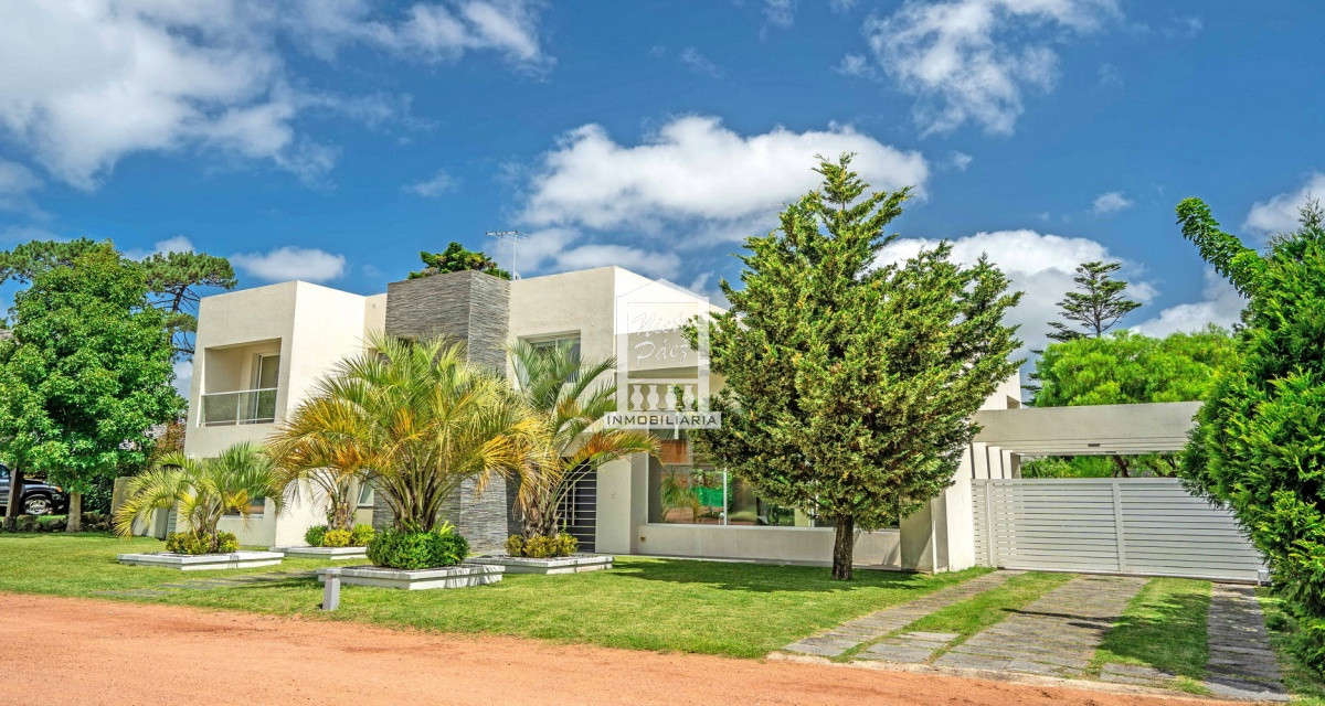 Casa ID.33507 - Playa Mansa, barrio privado. 4 suites + servicio, piscina. Losa radiante