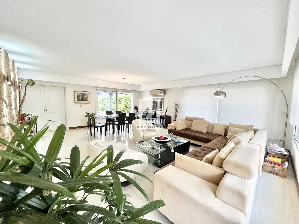 Casa ID.39618 - Mansa, 487 m2 construidos. Losa radiante. Piscina climatizada