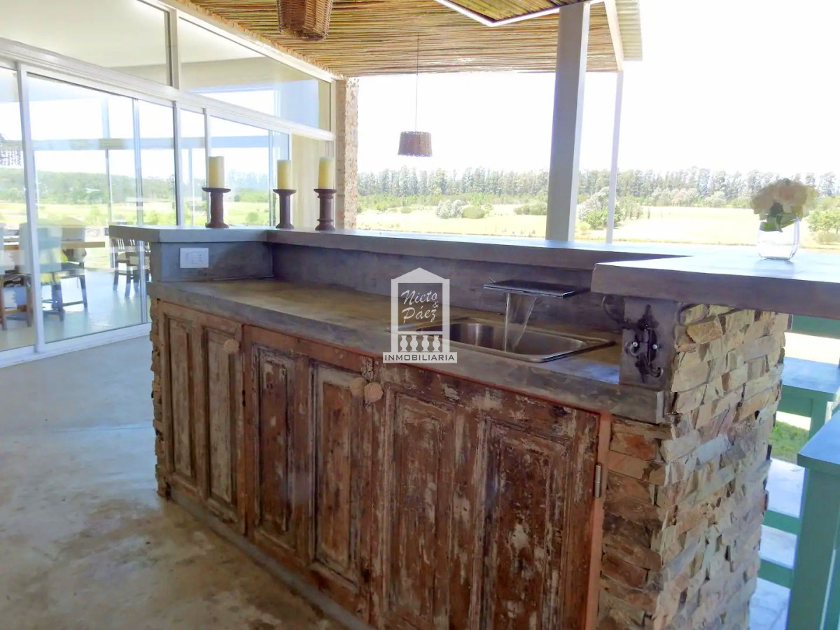 Casa ID.37708 - Pueblo Mío, sobre lago, 4 suites, piscina. Barrio Privado de lujo con amenities.