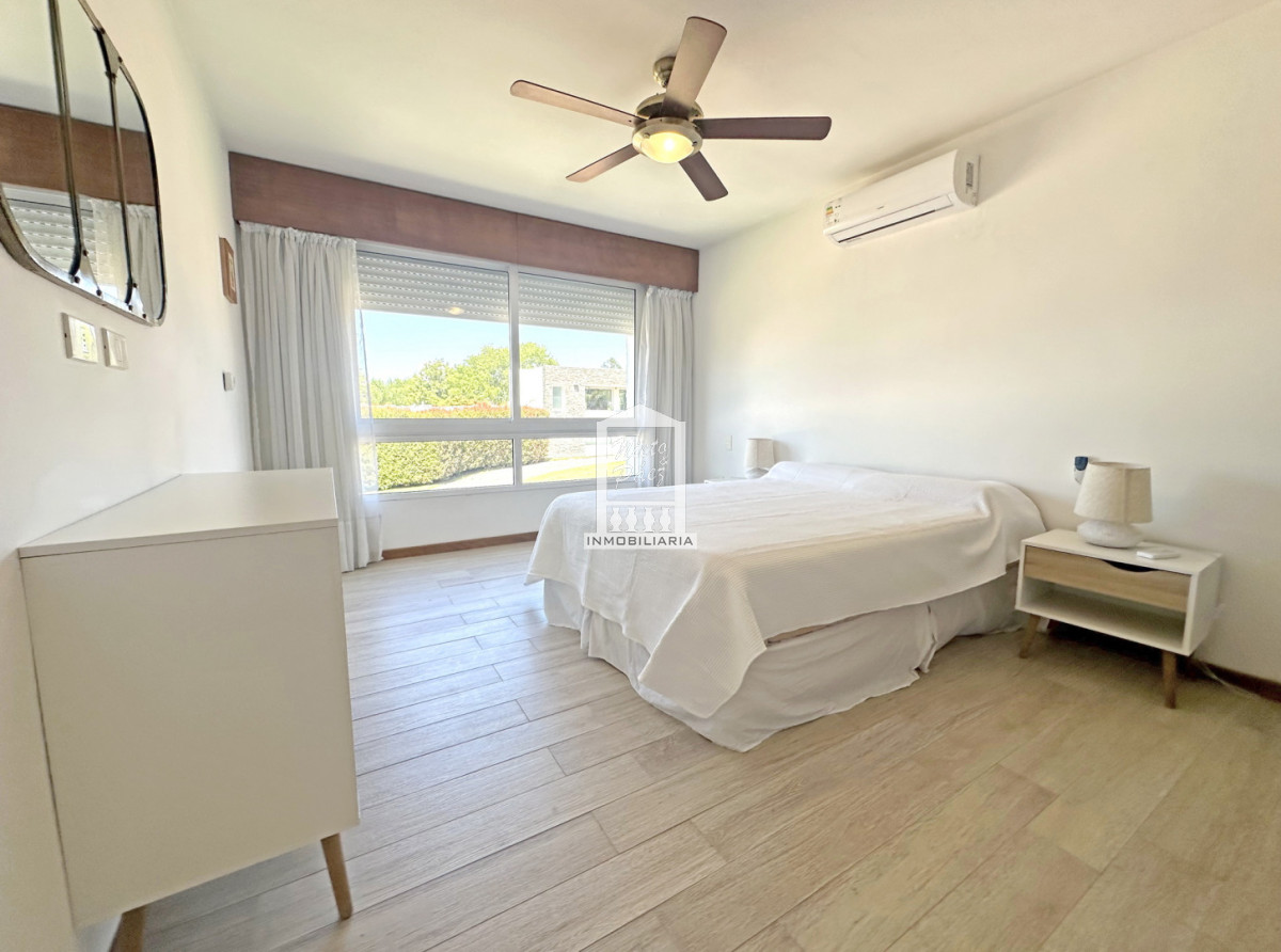 Casa ID.34401 - Barrio Privado, Playa Mansa. 5 suites + servicio, 2 piscinas. Losa radiante. 