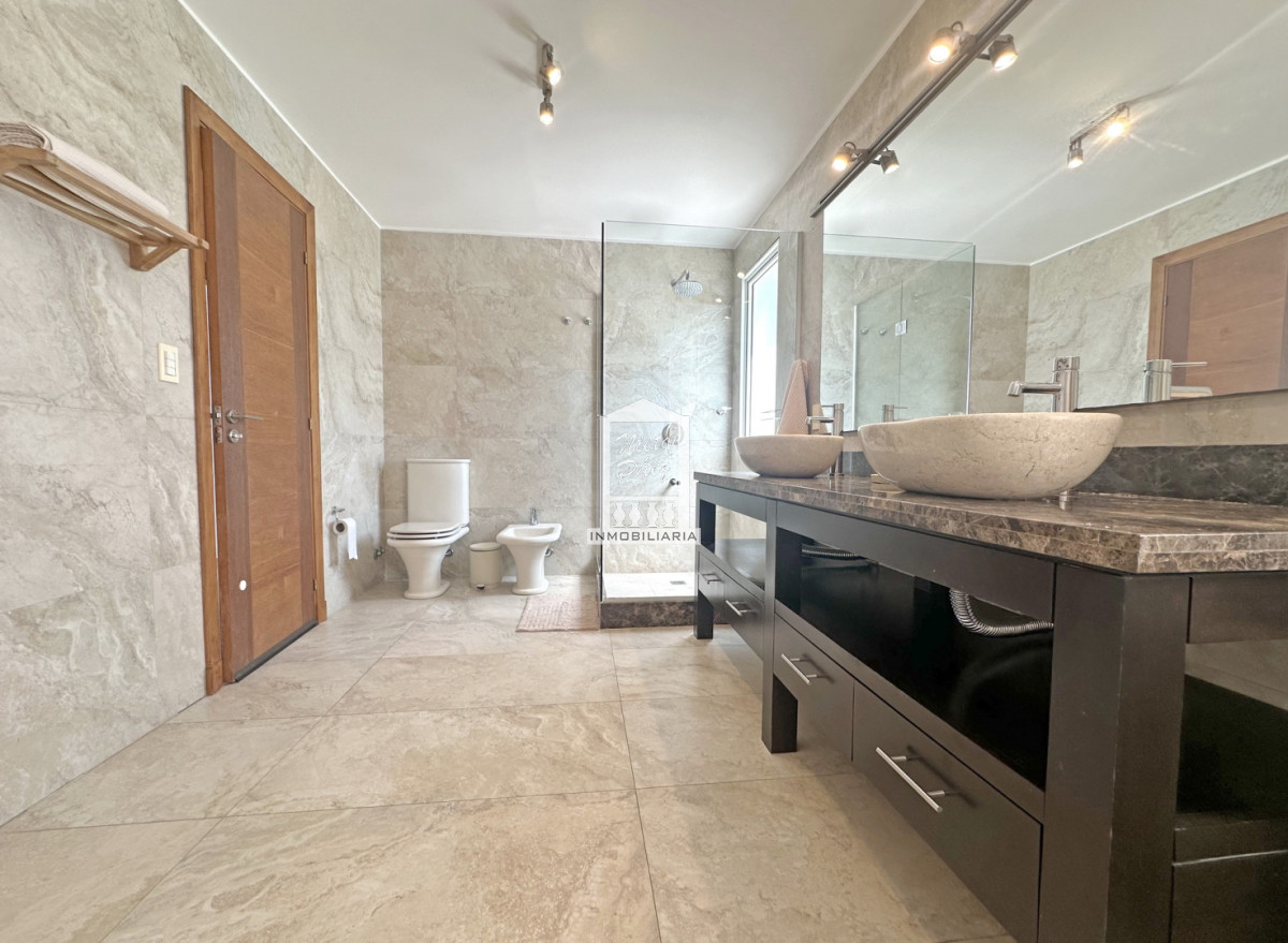 Casa ID.34401 - Barrio Privado, Playa Mansa. 5 suites + servicio, 2 piscinas. Losa radiante. 